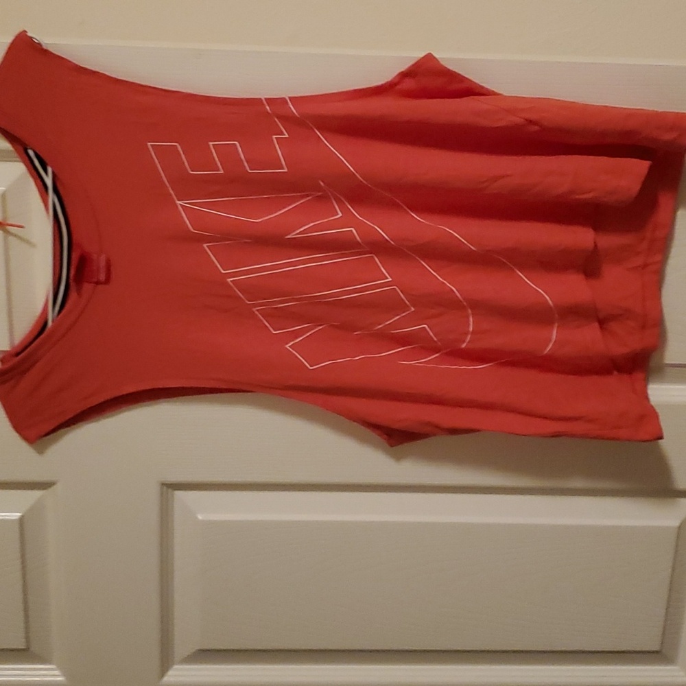 Woemn nike work out top
